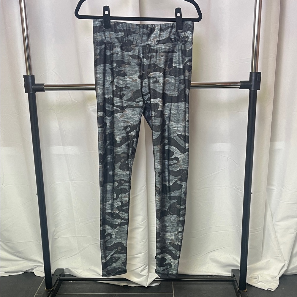 Terez women’s Camo Camouflage Silver
Splatter Grey Leggings large